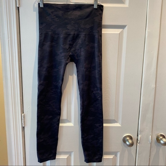 Spanx Look At Me Now Leggings Black Grey Camo size Medium - Picture 4 of 5
